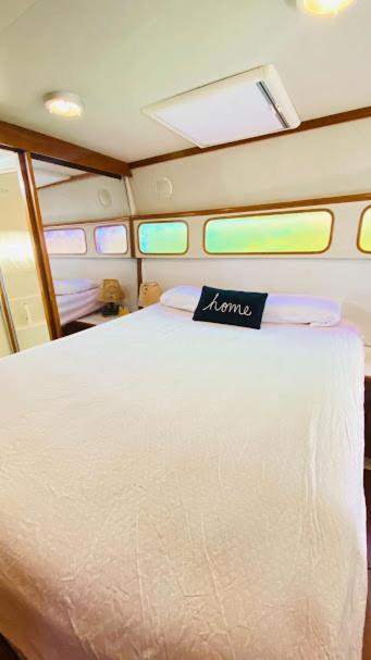 Hotel Yacht Y Fiestas Sant Adrià de Besòs Esterno foto