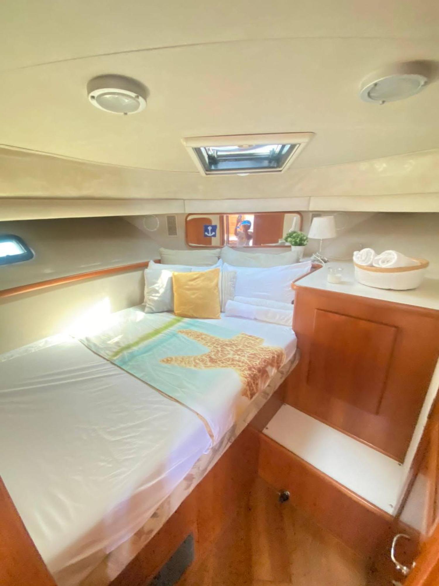 Hotel Yacht Y Fiestas Sant Adrià de Besòs Esterno foto